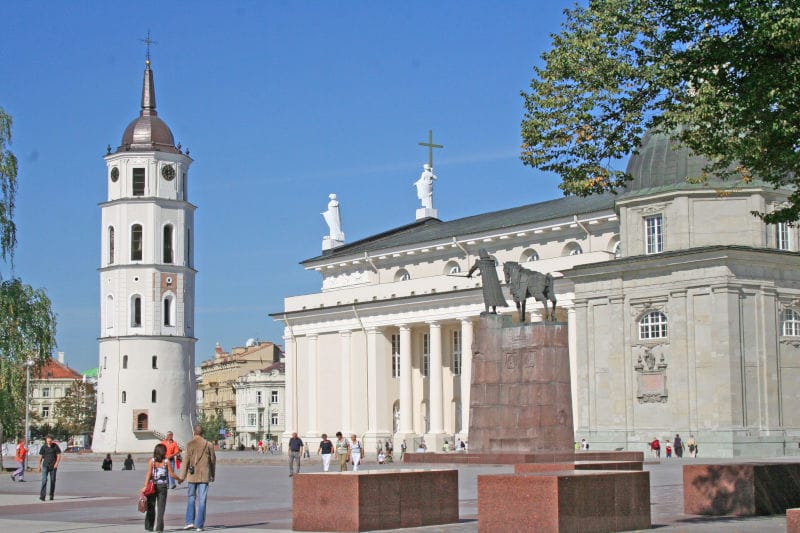 lituanie vilnuis cathedrale eglise promenade o-nord