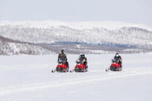 finlande laponie kilpisjarvi safari motoneige montagne colline lac foret o-nord