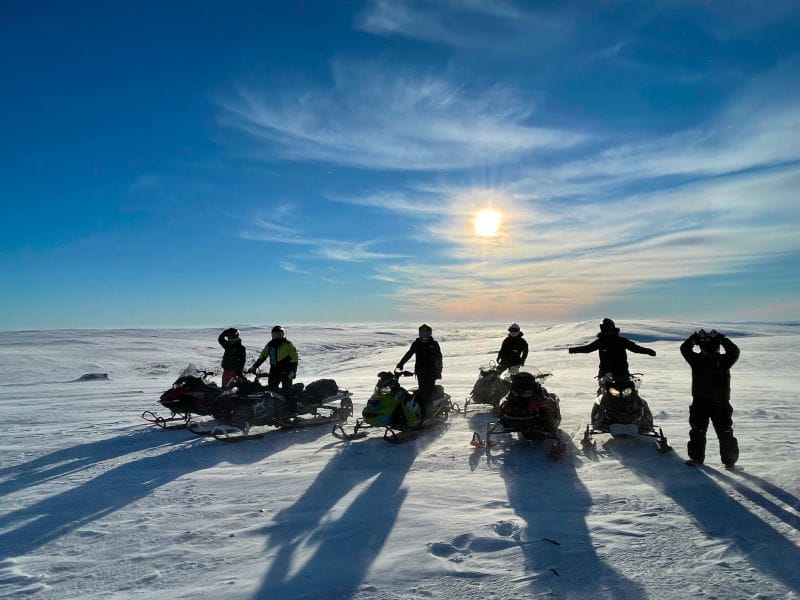 finlande norvege raid motoneige arctique paysage sauvage bande de copains amis neige ciel soleil o-nord