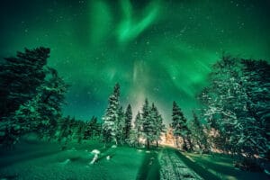 finlande laponie saariselka star arctic hotel activite aurores borales forets nuit excursion voiture hiver o-nord
