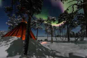 finlande laponie inari wilderness hotel camp aurores boreales foret neige hiver o-nord