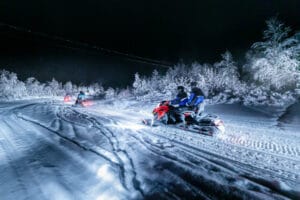 finlande laponie inari wilderness hotel motoneige aurores foret neige hiver o-nord