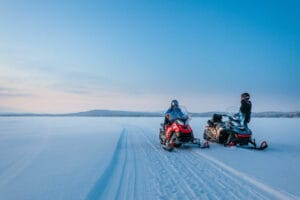 finlande laponie inari wilderness hotel motoneige lac gele neige hiver o-nord