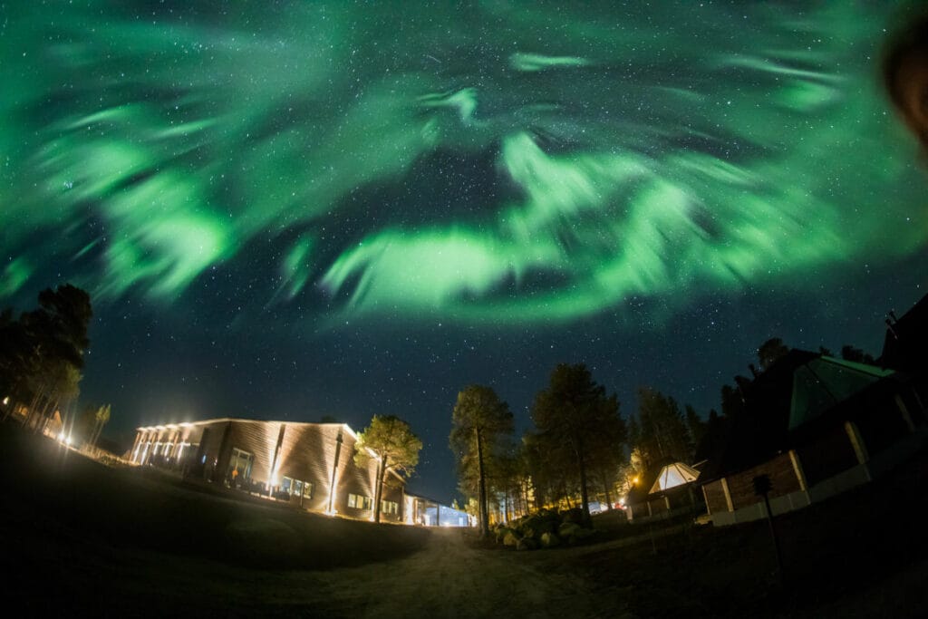 finlande laponie inari wilderness hotel batitment principal aurores boreales foret neige hiver o-nord