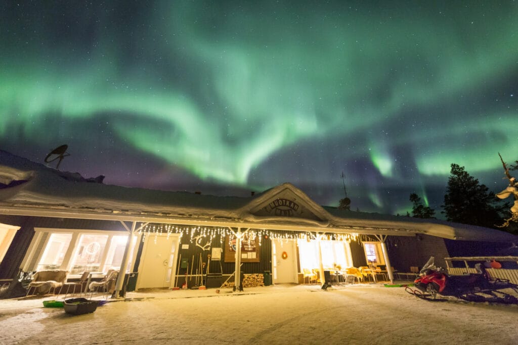 finlande laponie sodankyla muotka batiment principal aurores boreales o-nord