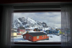 groenland sisimiut hotel hiver maisons colorees montagnes o-nord