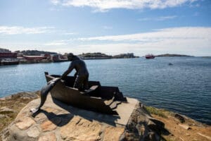 groenland sisimiut statue pecheur ete ocean voyage o-nord