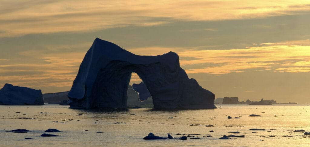 norvege spitzberg croisiere grands espaces cabine ete icebergs soleil couchant varctique o-nord