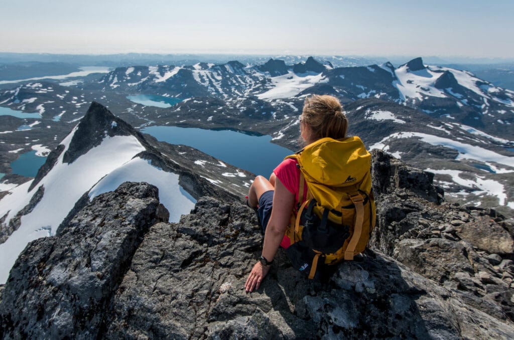 norvege jotunheimen randonnee paysage vue spectaculaire randonneurs ete sommet uranostind o-nord