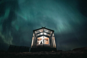 islande panorama glass lodges insolite vue interieure hiver aurores boreales nature isole voyage luxe o-nord
