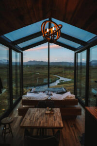 islande panorama glass lodges insolite vue interieur soleil de minuit nature isole voyage luxe o-nord