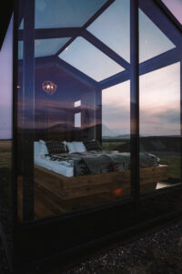 islande panorama glass lodges insolite vue exterieure soleil de minuit nature isole voyage luxe o-nord