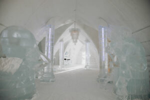 canada quebec valcartier hotel de glace intérieur sculpture visite voyage sejour insolite sur mesure o-nord