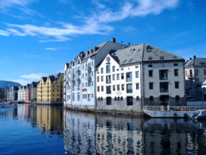 norvege aalesund fjords port voyage circuit accompagne maisons colorees o-nord