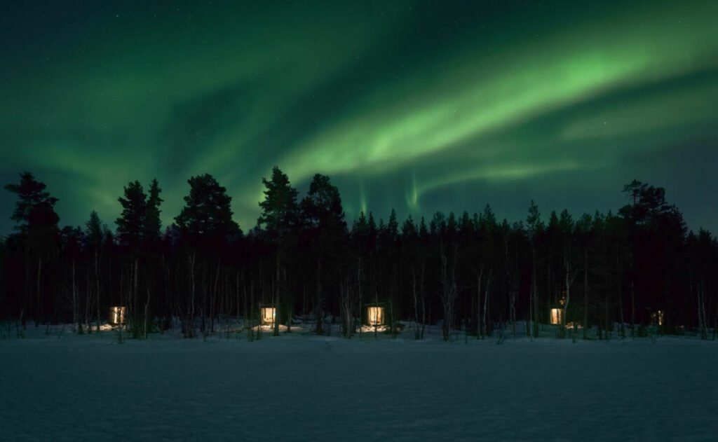 finlande laponie rovaniemi skyfire village exterieur panorama nuit polaire nature neige foret authentique voyage o-nord