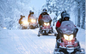 finlande tahko chalet exterieur neige motoneige hiver voyage o-nord