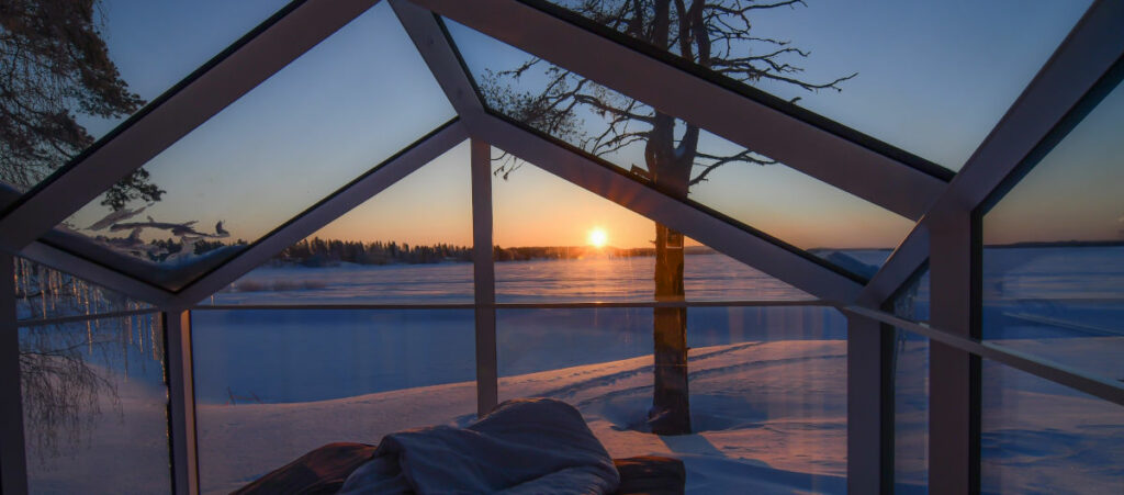finlande vuokatti igloo verre hiver lac gele soleil couchant voyage o-nord