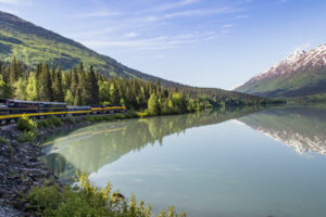 etats-unis alaska train paysage montagnes forêt lac voyage o-nord