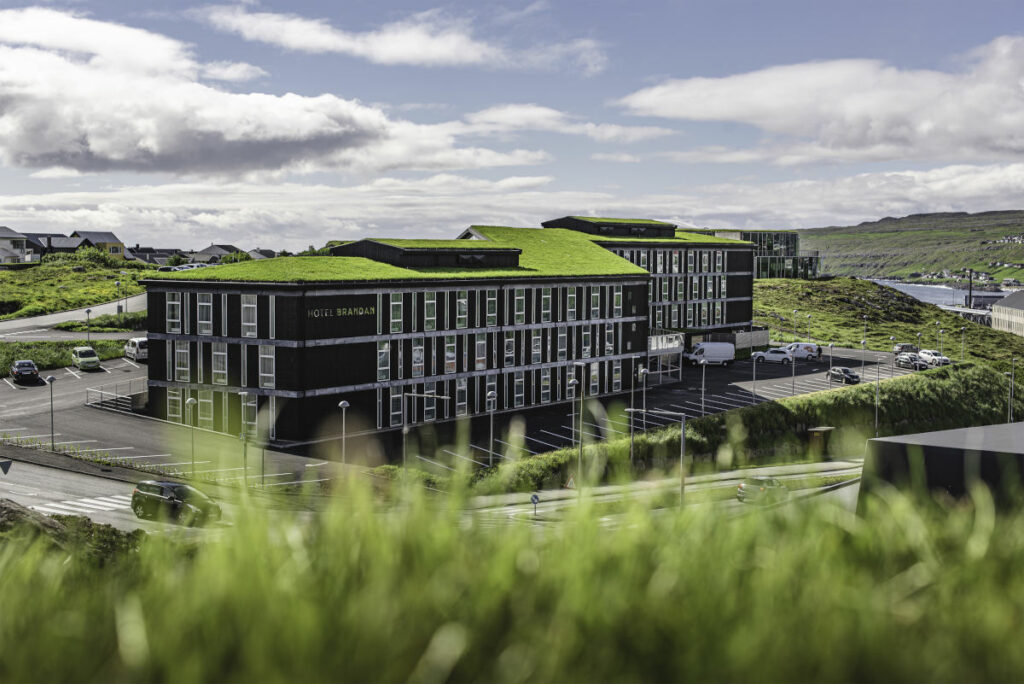 Féroé Tórshavn hotel brandan exterieur verdure paysage voyage o-nord