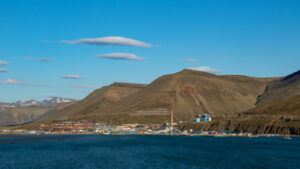 Longyearbyen Svalbard sec montagne vile port croisière paysage voyage o-nord