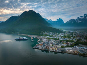 norvège Andalsnes montagnes port bateau croisière ville paysage voyage o-nord