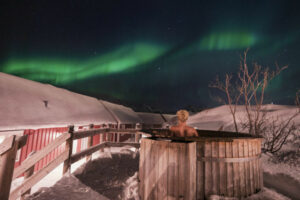 norvège lofoten rorbu loft spa bain à remous jacuzzi neige paysage aurore boréale détente voyage o-nord
