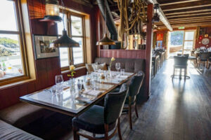 norvège lofoten nyvagar restaurant table repas vue paysage rorbu voyage o-nord