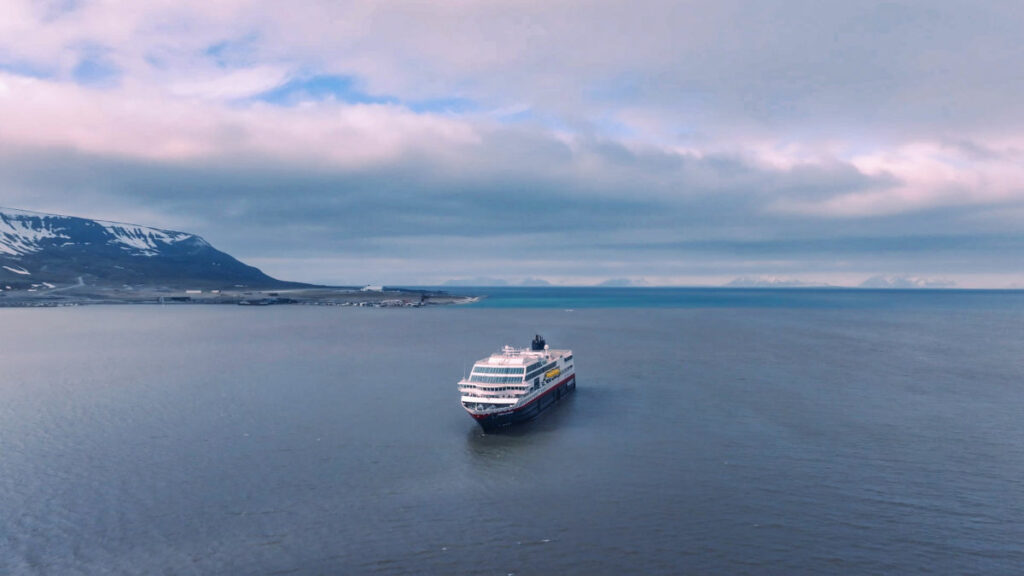 Svalbard Longyearbyen bateau croisière paysage montagnes voyage o-nord