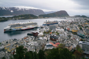 norvège alesund croisière bateau ville montagnes port paysage voyage o-nord