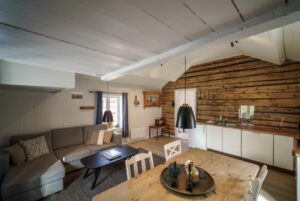 norvège lofoten chambre intérieure décoration bois rorbu maison pêcheur voyage o-nord