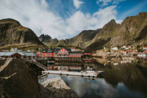 norvège lofoten chambre paysage eau bateau montagnes bois rorbu maison pêcheur voyage o-nord