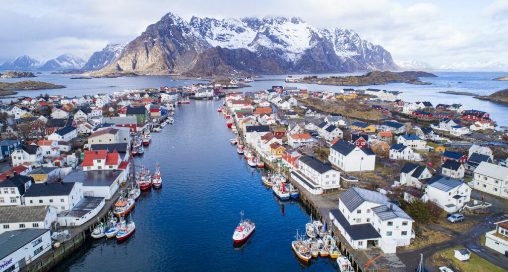 norvège lofoten henningsvaer rorbu montagnes paysage eau village bateau pêche port neige voyage o-nord