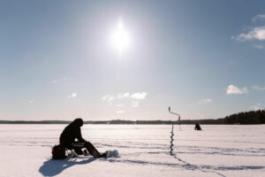 finlande radalla resort extérieur activités pêche sur galce neige hiver nature paysage voyage o-nord