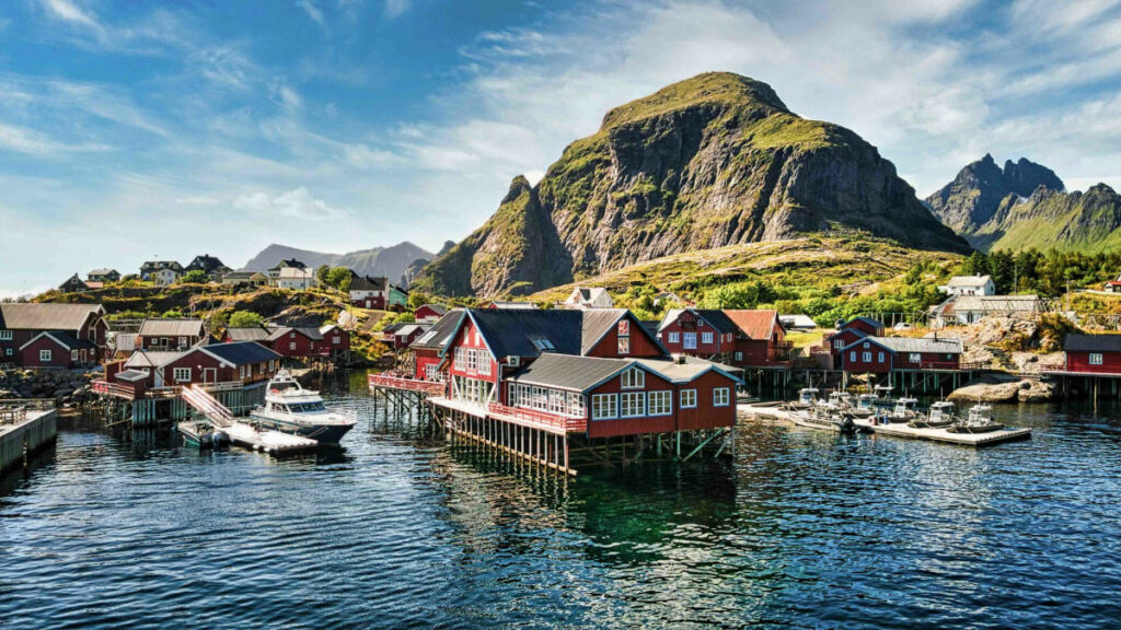norvège lofoten rorbu maison pêcheur eau pilotis montagnes reliefs bateau port paysage voyage o-nord