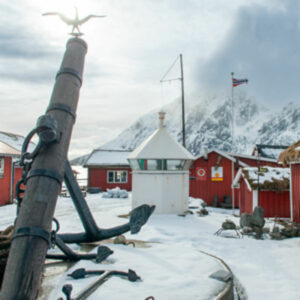 norvège lofoten henningsvaer rorbu activités montagnes paysage eau village musée pêche port neige voyage o-nord