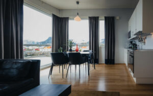 norvège lofoten svinoya rorbu paysage appartement intérieur cuisine salon montagnes eau village voyage o-nord