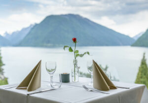 norvege balestrand fjord dragsvik fjordhotell restaurant table vue fjord rose voyage o-nord