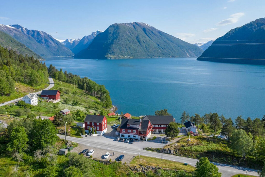 norvege balestrand fjord dragsvik fjordhotell vue maison coloree rouge route voyage o-nord