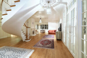 finlande villa cone beach intérieur décoration charme luxe salon escalier cheminée bois voyage o-nord