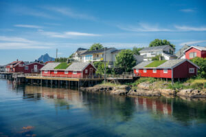 norvège lofoten svinoya rorbu paysage montagnes eau bateau village port pêche pilotis voyage o-nord