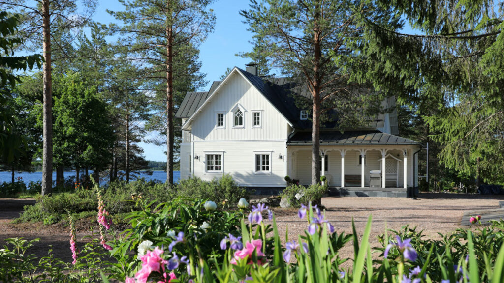 finlande villa cone beach extérieur nature paysage lac été façade fleur luxe voyage o-nord