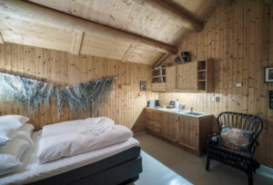 norvège lofoten reine rorbu village paysage montagnes intérieur chambre pêche bois voyage o-nord