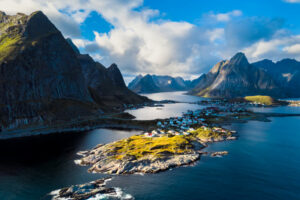 norvège lofoten reine village paysage montagnes pêche eau bateau nature voyage o-nord