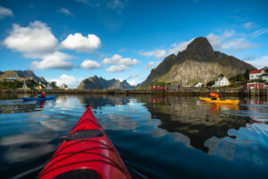norvège lofoten reine rorbu village paysage montagnes kayak activités eau bateau nature voyage o-nord