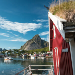 norvège lofoten reine rorbu village paysage montagnes pêche eau bateau nature voyage o-nord