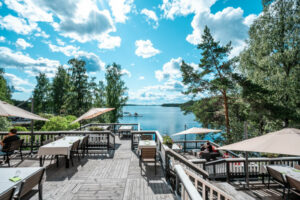 finlande puumala sahanlathi resort restaurant terrasse lac ete voyage sur mesure o-nord