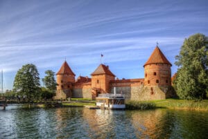 lituanie chateau trakai lac pierre rouge voyage circuit accompagne petit groupe o-nord