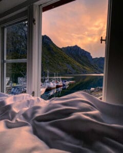norvege Straumsjøen Vesterålen Rorbuer intérieur lit draps bateaux montagnes coucher soleil voyage sur mesure o-nord