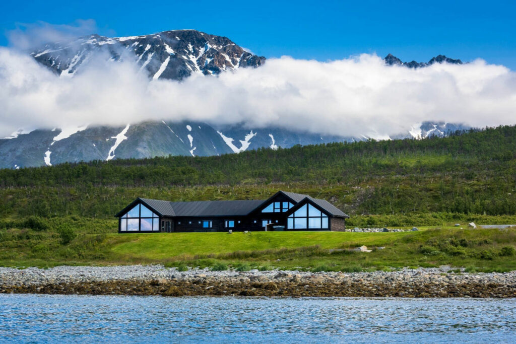 norvege laponie nord lenangen lyngen lodge experience extérieur montagnes aurores o-nord