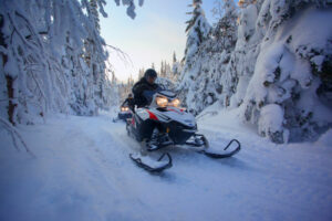 canada québec safari motoneige hautes laurentides montagnes forêts neiges arbres forêts voyage o-nord